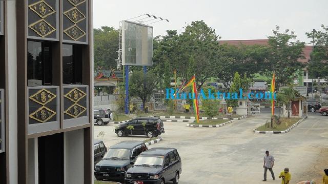 Tak Diduga, Halaman Gedung DPRD Pekanbaru Berdiri Papan Reklame