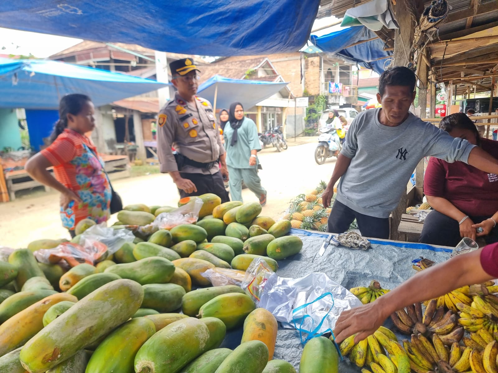 Ciptakan Pemilu Damai, Kapolsek Kemuning Sapa Pedagang di Pasar Keritang Hulu