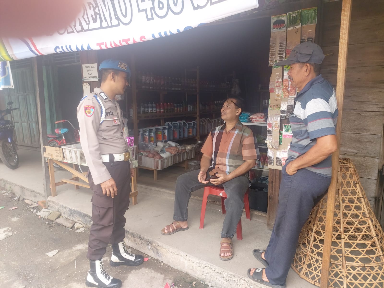 Bripka Wahyudi Sambangi Pasar Minggu, Lakukan Cooling System dan Sosialisasi Pemilu 2024