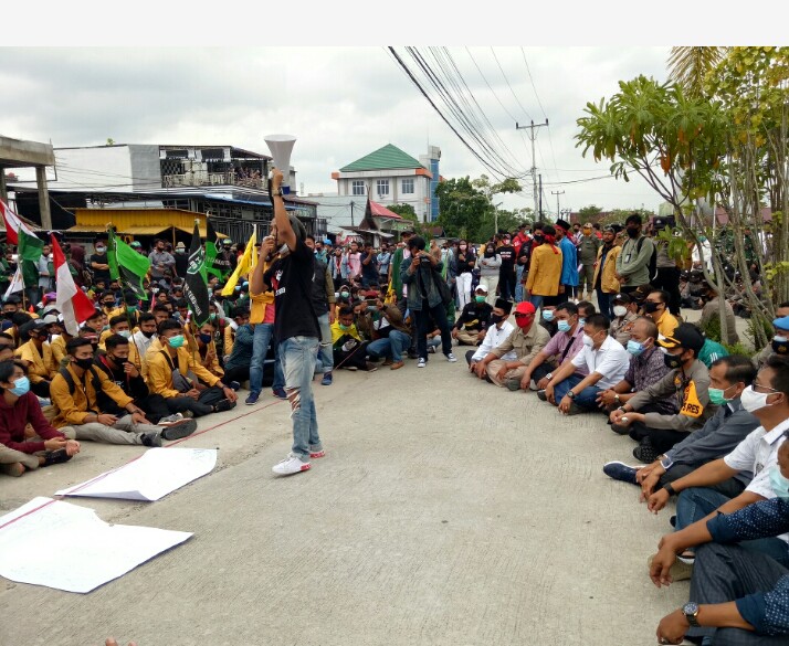 Tolak UU Cipta Kerja,  Ratusan Mahasiswa dan Buruh Demo di Depan Gedung DPRD Inhil
