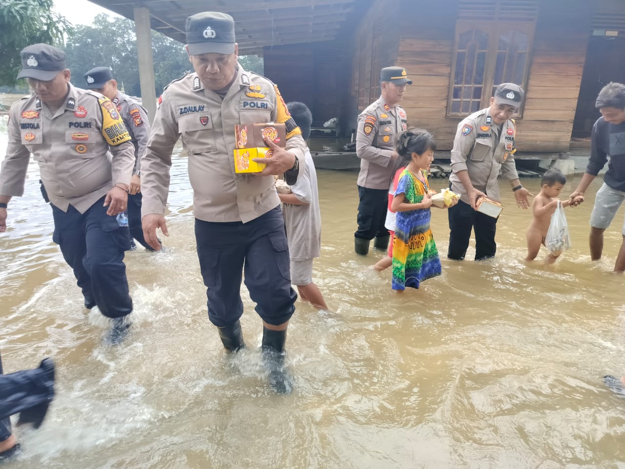 Banjir di Kampar Kiri Hilir Belum Surut, Ini yang Dilakukan Polisi