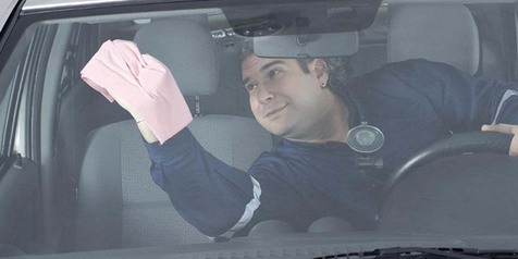 Supaya Makin Bening, Begini Cara Bersihkan Kaca Mobil Bagian Dalam