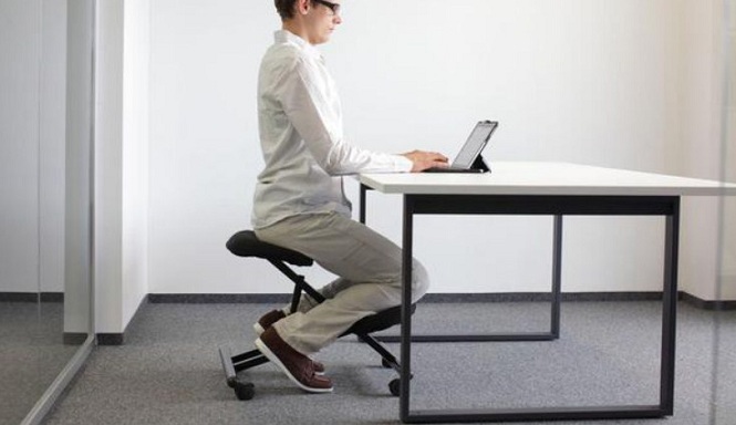 Alasan Suka Menggerakkan Kaki Tanpa Sadar saat Duduk