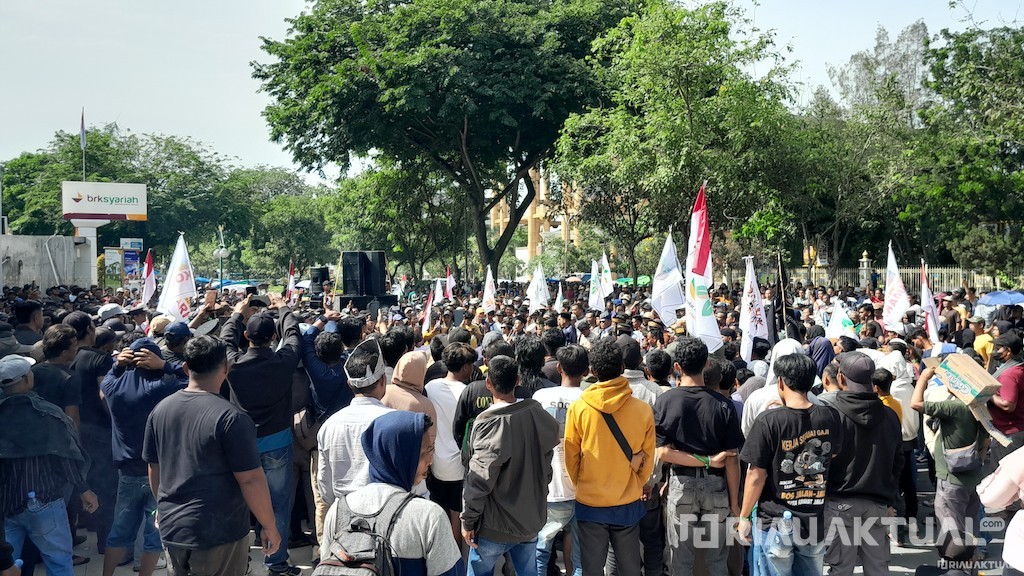 Ribuan Massa KOMMARI Geruduk Kejati Riau, Ini Tuntutannya