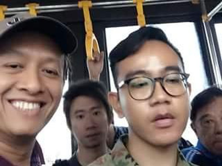 Cerita Penumpang Lihat Gibran Rakabuming Kena Delay dan Kehujanan