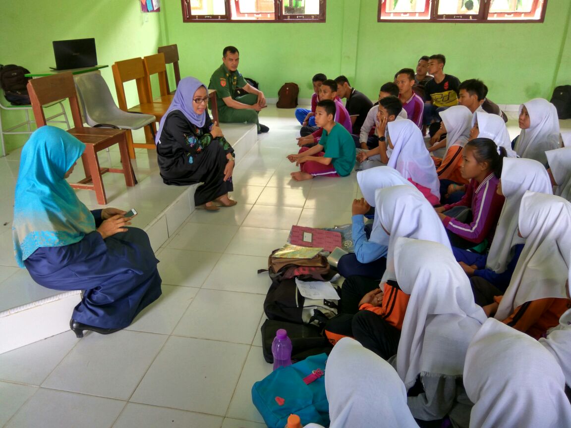 Murid Belajar di Lantai, Anggota DPRD Riau Kunjungi SMAN 2 Tambang Kampar
