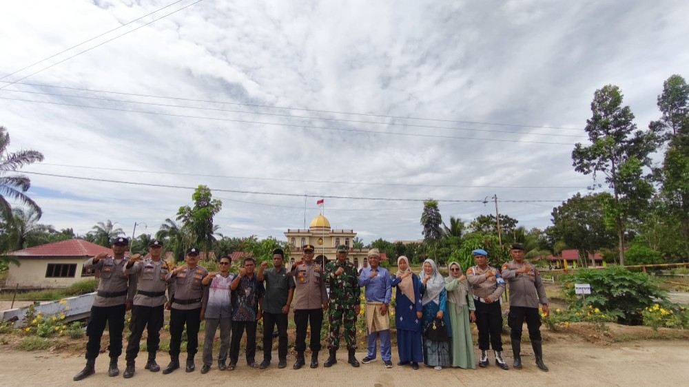 Polsek Bangko Pusako Tanam 20 Pohon Dukung Program 21.000 Pohon Kapolda Riau