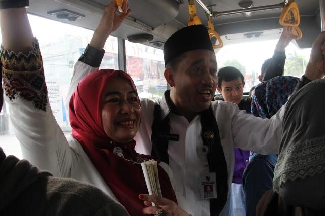 Berangkat Kekantor Sekda Pekanbaru Naik Bus Kota