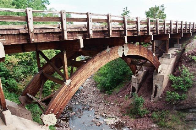Infrastruktur yang Ada Hanya Jembatan  Kayu  Tak Layak Pakai