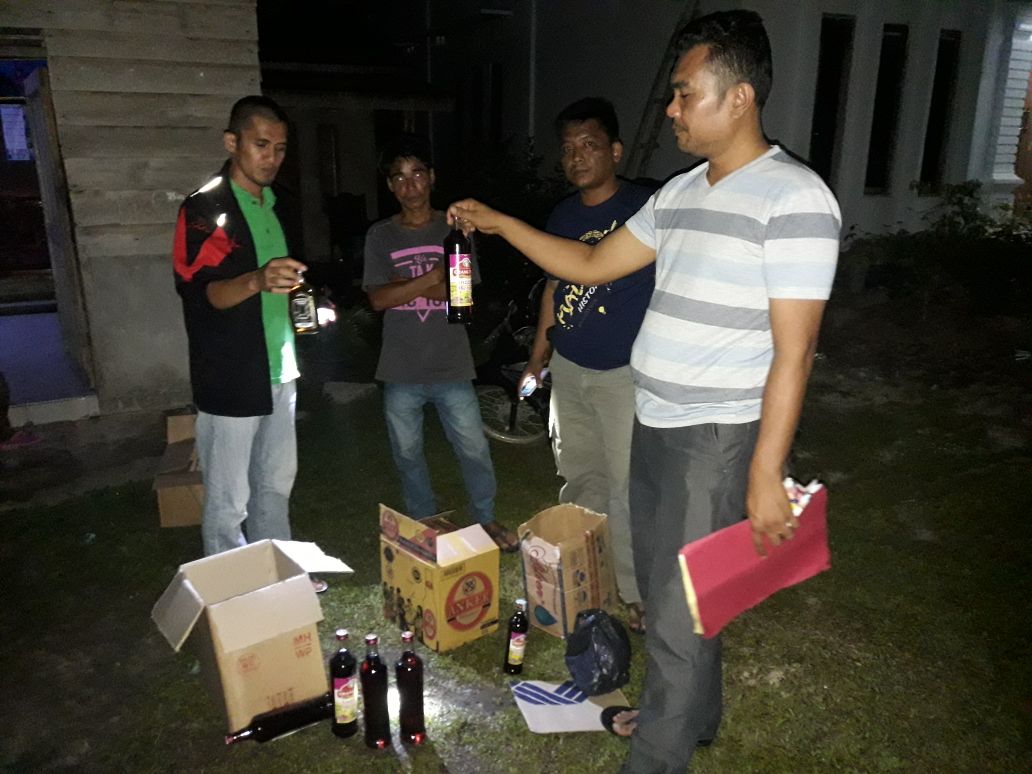 Jelang Ramadhan, Polres Siak Sita 2.111 Botol Miras dan 121 Liter Tuak