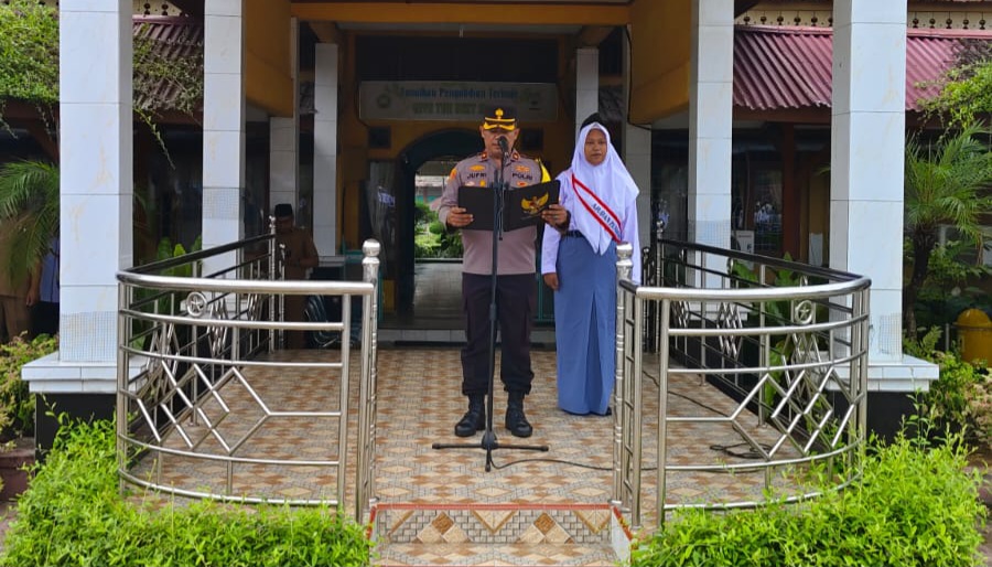 Jadi Pembina Upacara, Kompol Jufri Sosialisasi Penerimaan Bakomsus dan Anti Hoax