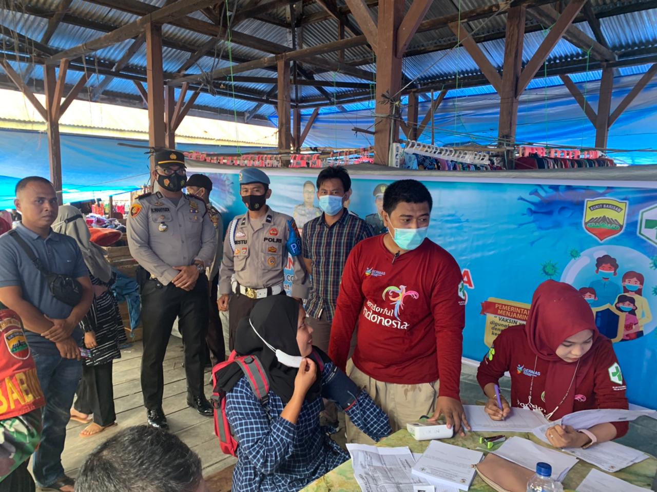 Kapolsek Teluk Meranti Monitor Giat Gerai Vaksinasi di Pasar