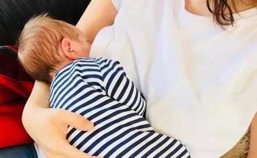 Perempuan Ini Bikin Kaus Unik Khusus Menyusui, Tujuannya Sangat Mulia