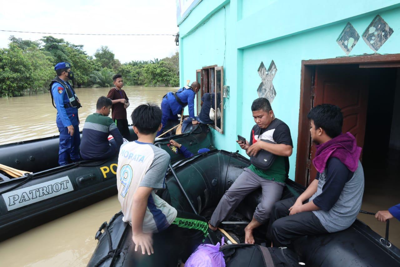 Polda dan Jajaran Terjun Bantu Evakuasi Korban Banjir 