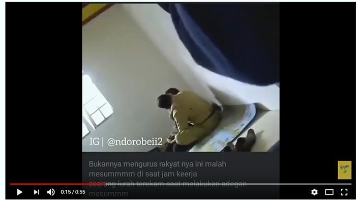 Viral! Video Mesum Pelaku Mengenakan Pakaian Mirip Pegawai Pemerintahan Sedang Bercumbu