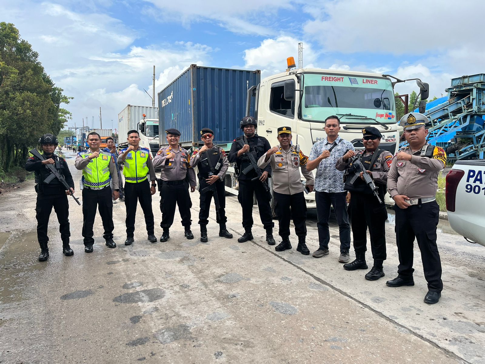 Dua Kontainer Surat Suara Pemilu Dibawa ke Rokan Hilir Riau, Dikawal Polisi Bersenjata