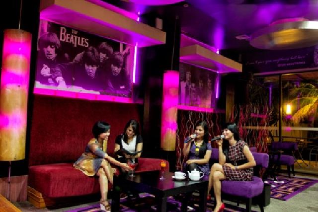 Minuman Gratis Hingga Diskon Besar-besaran di The Purple Bar Hotel ibis Pekanbaru  