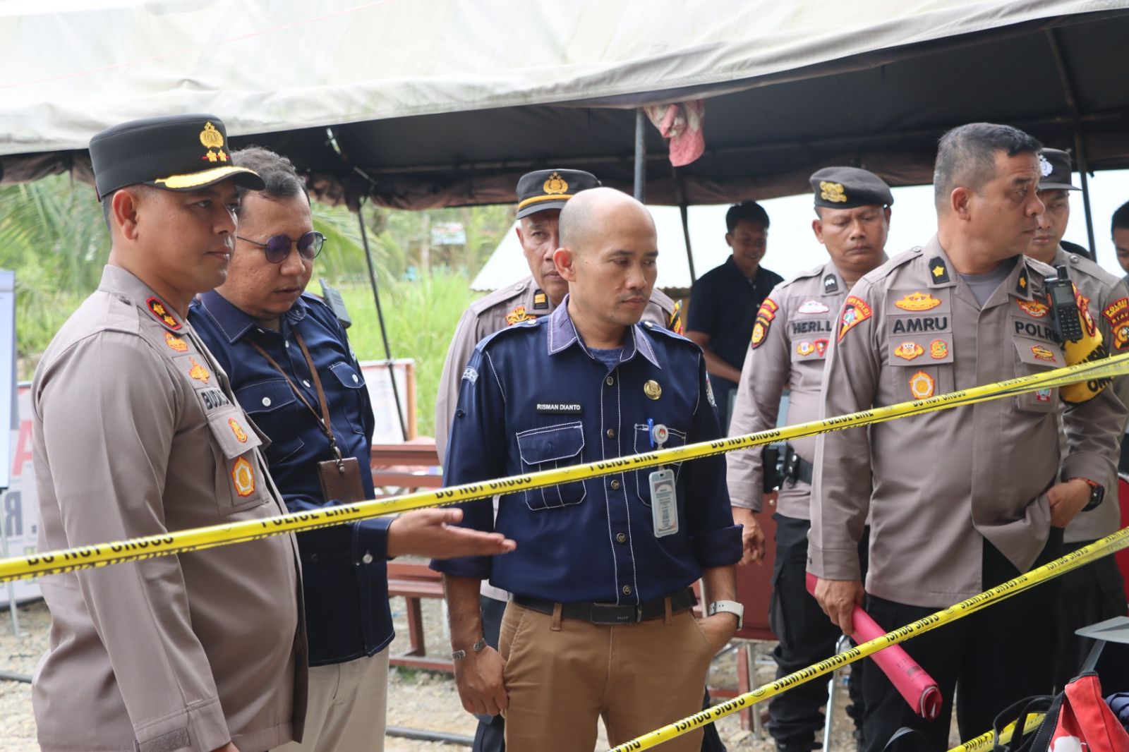 Kapolres Rohul Pantau Pelipatan Surat Suara Pilkada 2024 di Gudang KPU untuk Pastikan Keamanan