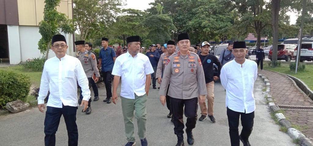 Irjen Iqbal dan Ketua PWI Riau Raja Isyam Bagikan Takjil dan Bukber Bersama Insan Pers