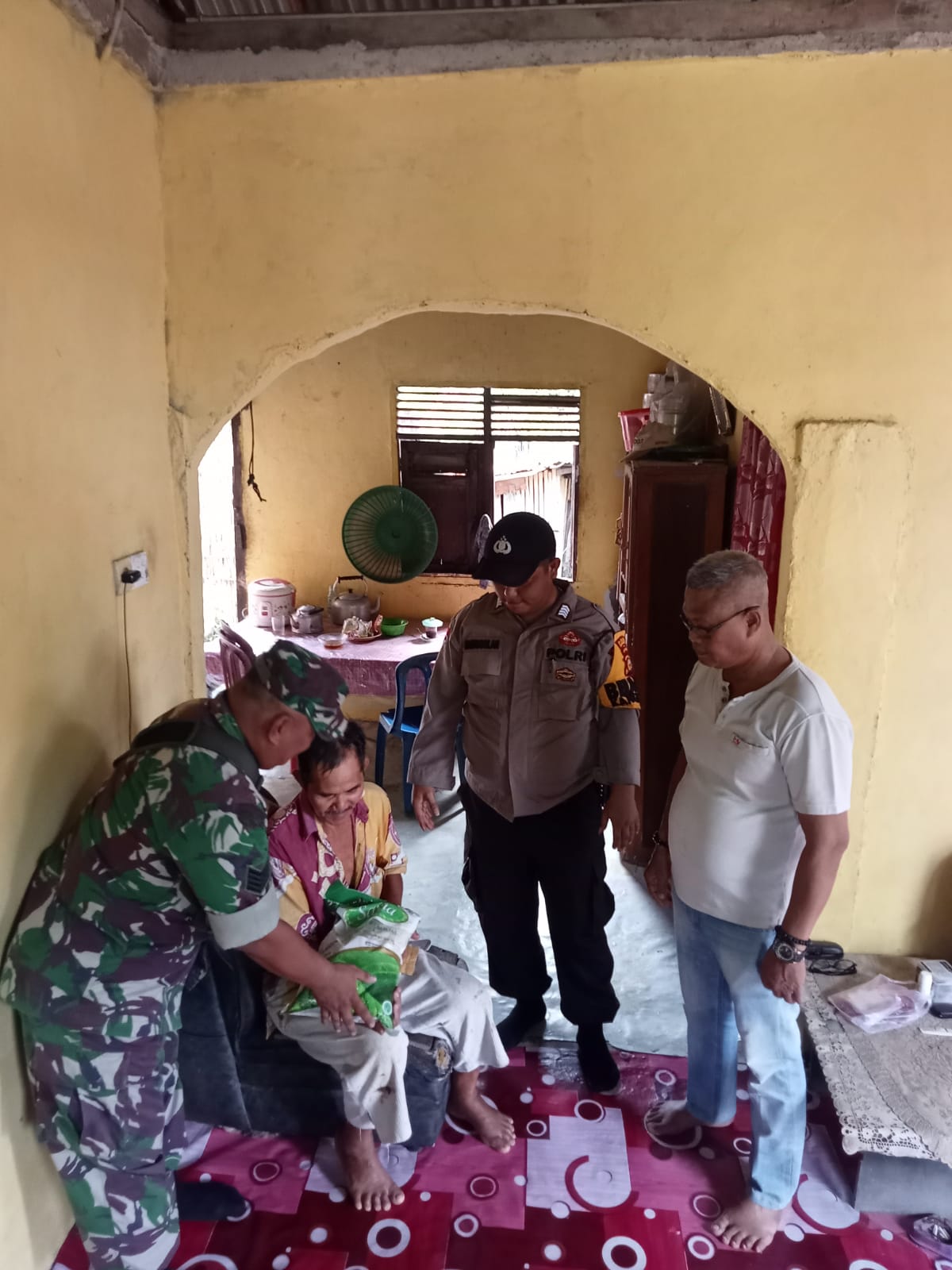 Polsek Bengkalis Bersama Koramil Bantu Tokoh Agama yang Sedang Sakit