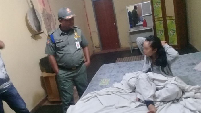 Digerebek Berduaan di Kamar Hotel, Si Pria Masih Pakai Handuk, Pasangannya Sembunyi di Kamar Mandi