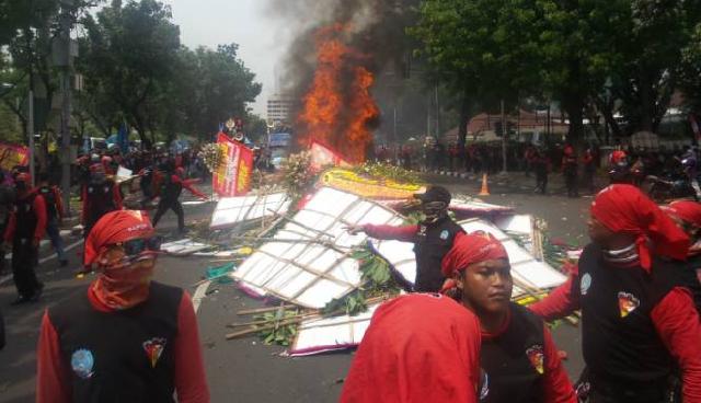Massa Buruh Bakar Karangan Bunga Ahok-Djarot