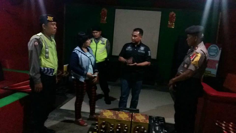 Razia Kafe Remang-remang di Pekanbaru, Polisi Menyita Ratusan Botol Miras