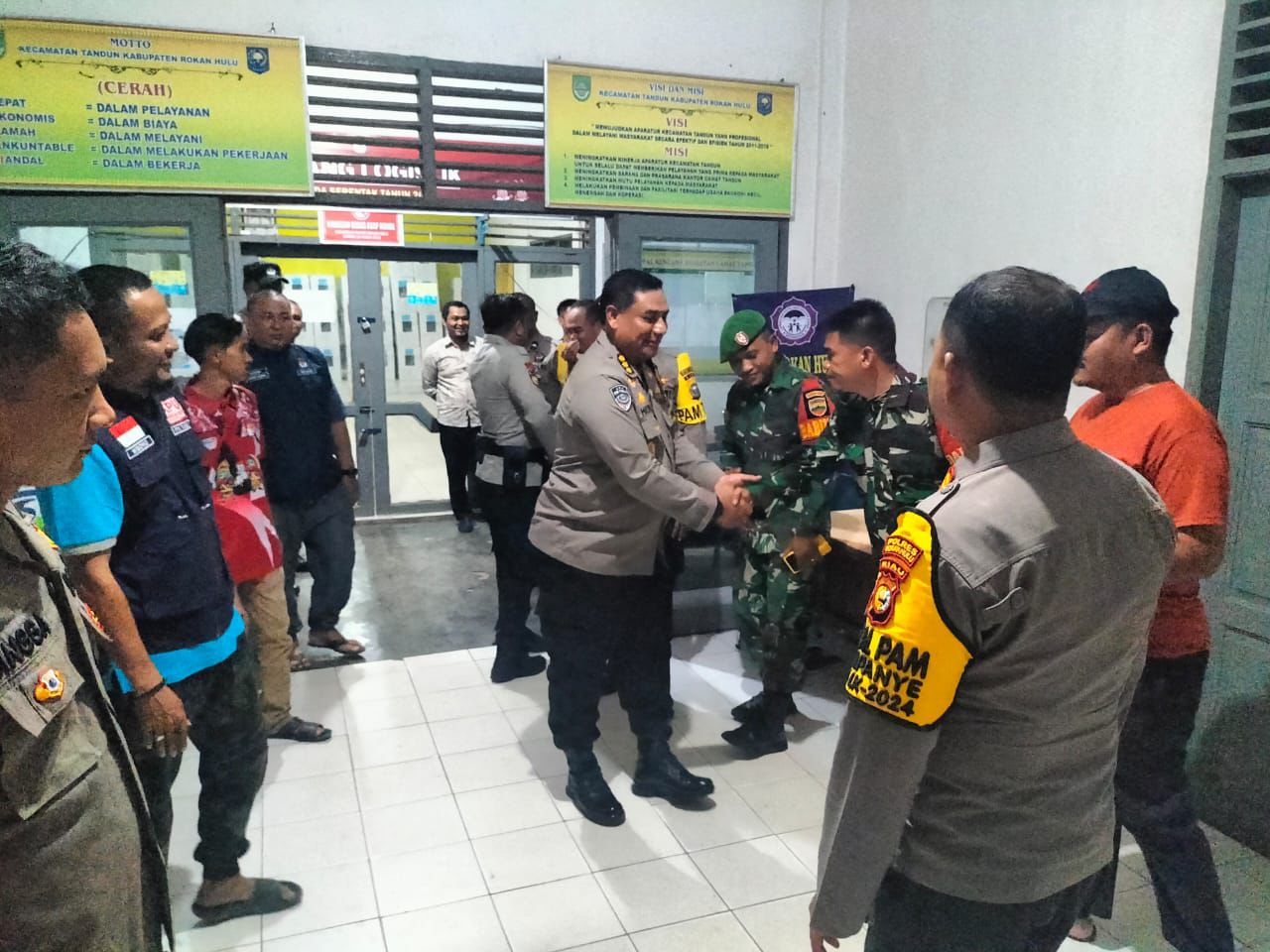 OMP-LK24: Kunjungan Pamatwil Kombes Pol Hasyim Risahondua ke Gudang Logistik Pilkada