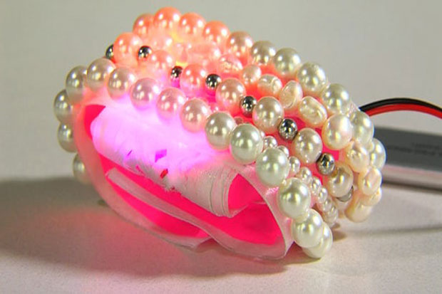 Gelang Pelindung Wanita dari Serangan Seksual Resmi Diproduksi