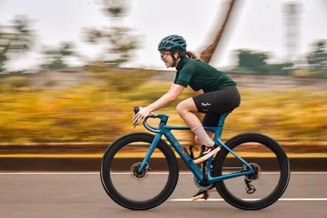 Outfit Olahraga Gisel di Tengah Pandemi, Netizen: Iri Sama Sepatunya