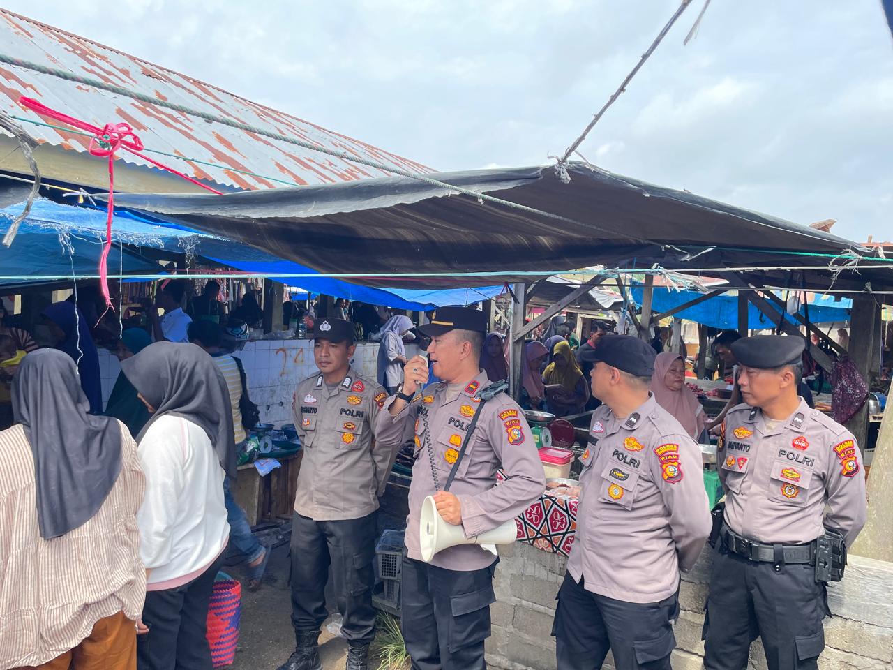 Gaya Nyentrik Ipda Ripal Blusukan ke Pasar, Imbau Pilkada Damai