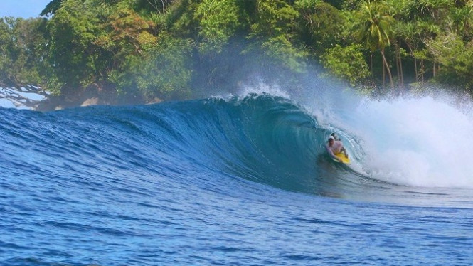 Keistimewaan Ombak Pantai Sorake Pulau Nias