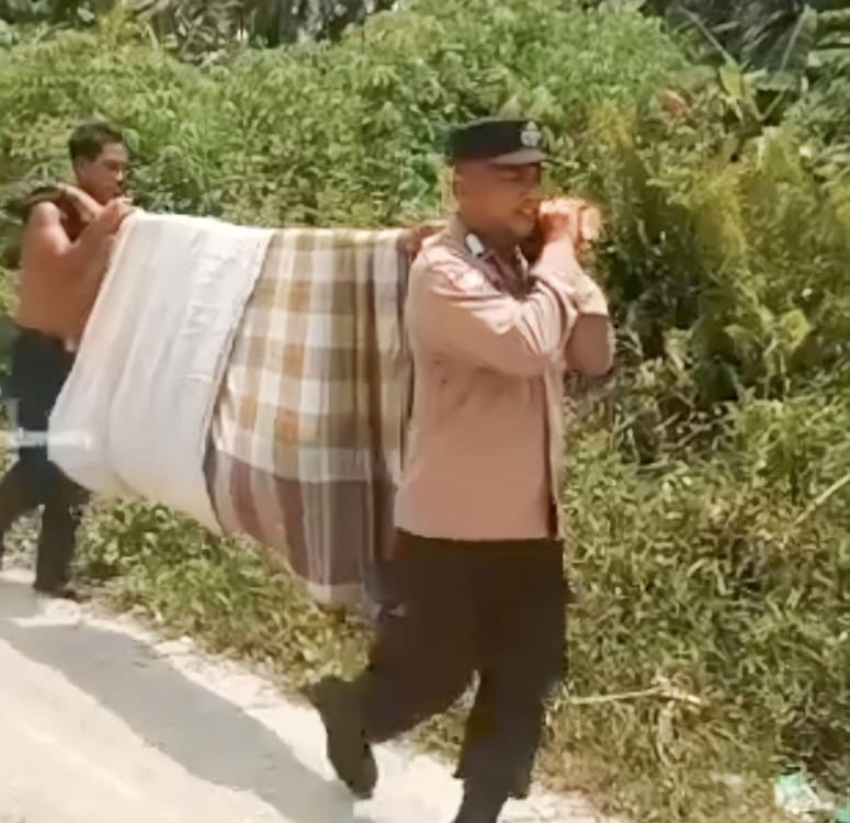 Polsek Mandah di Inhil Bantu Ibu Melahirkan Sambil Ciptakan Pemilu Damai