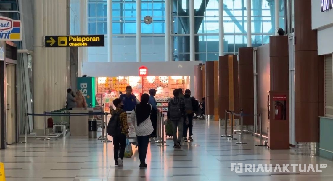 Lonjakan Pemudik di Bandara SSK II Pekanbaru, Tiket Pesawat Mulai Habis Terjual