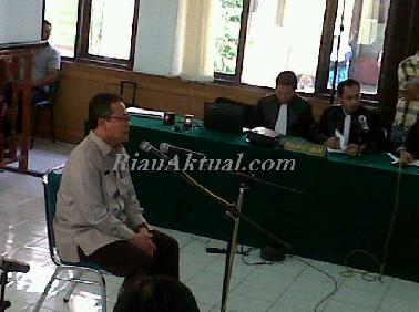 Diperiksa KPK 6 Jam, Rusli Zainal Bantah Perintahkan Suap ke Anggota DPRD
