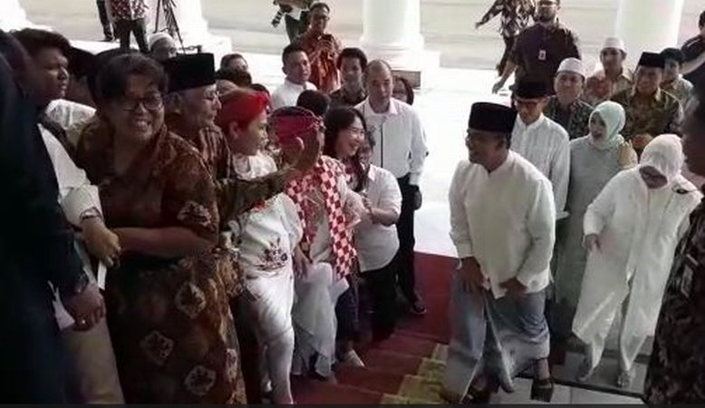 Ketika Anies-Sandi Disoraki Warga yang Antre di Open House Jokowi