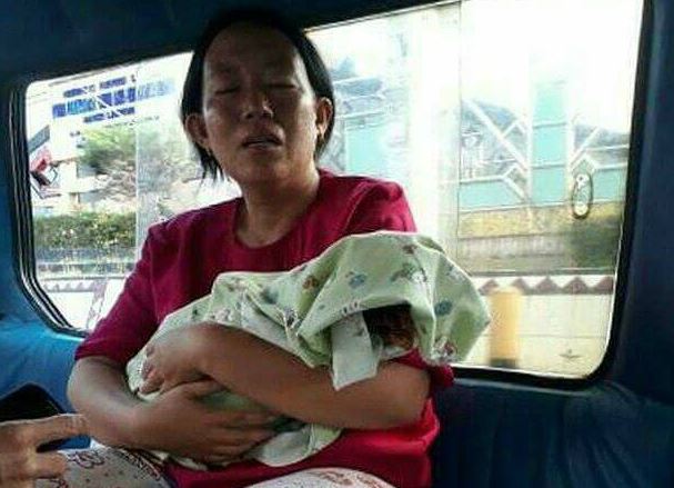 Viral, Ibu Ini Menangis Sambil Gendong Jenazah Bayinya di Dalam Angkot
