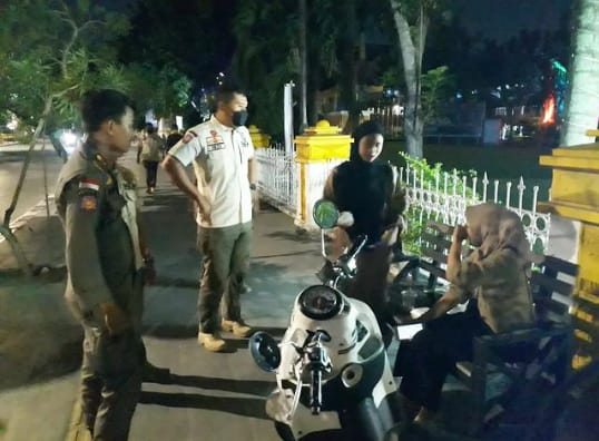 Asik Pacaran, Pasangan Muda-mudi Dibubarkan Satpol PP