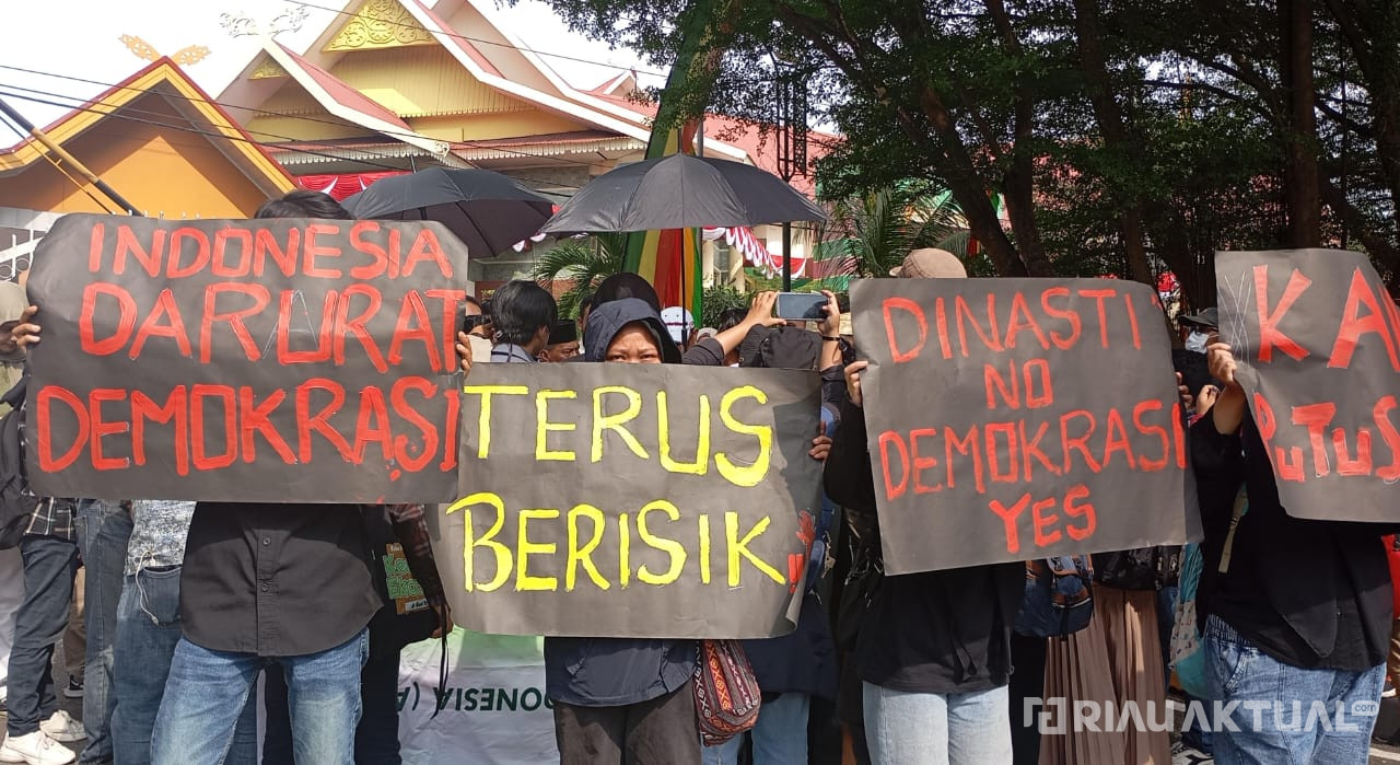 RUU Pilkada 'Kangkangi' Putusan MK, Koalisi Masyarakat Sipil Riau dan HMI Geruduk DPRD Riau