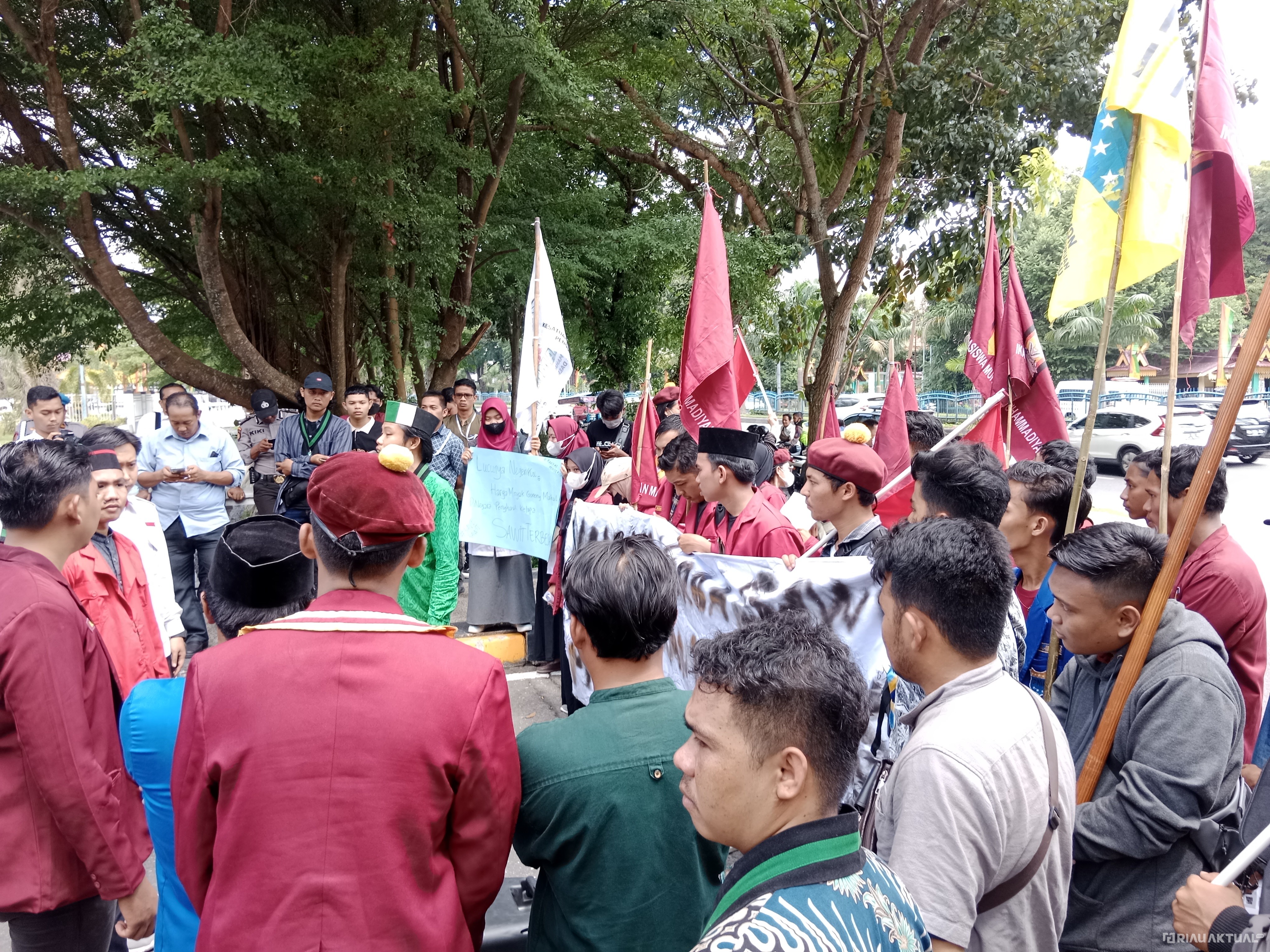 Datangi DPRD Riau, Cipayung Plus Pekanbaru : Harga Sawit Murah Tapi Minyak Goreng Mahal