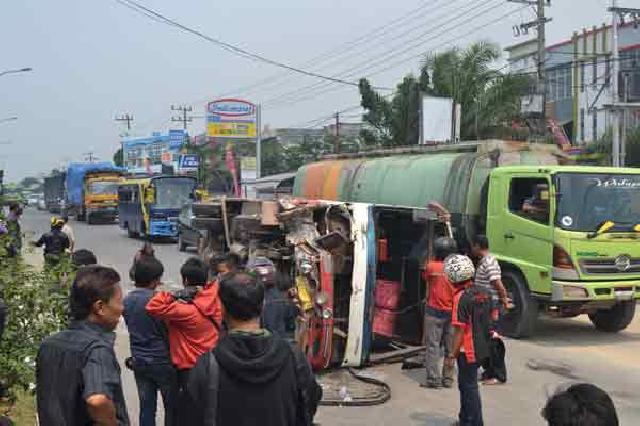 Kecelakaan Bus Idola jadi tontonan warga