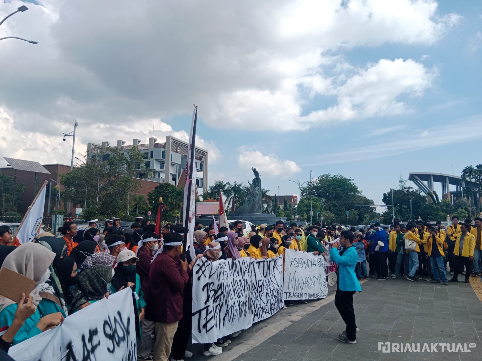 Ratusan Mahasiswa Gelar Aksi Di Depan Kantor Gubernur, Tuntut Hal Ini