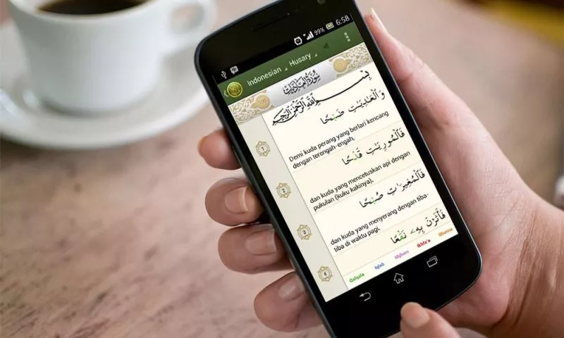 Bagaimana Hukumnya Baca Alquran di Handphone?