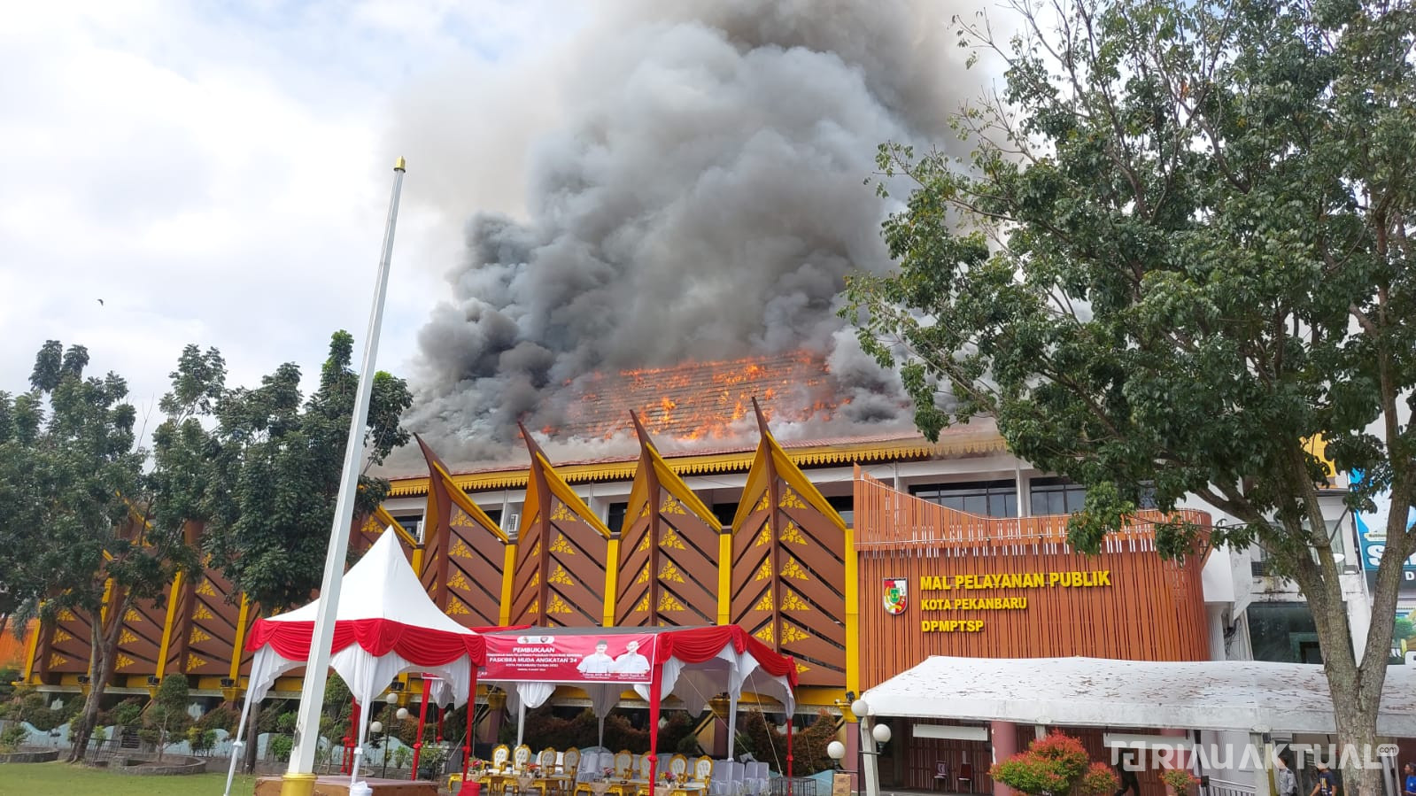 Mal Pelayanan Publik Kota Pekanbaru Terbakar, Api Diduga Berasal Dari Gedung B