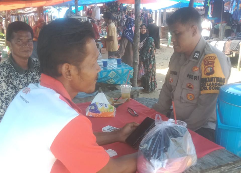 Aiptu Rudiel Jaga Keamanan Pasar, Sosialisasikan Pilkada Damai