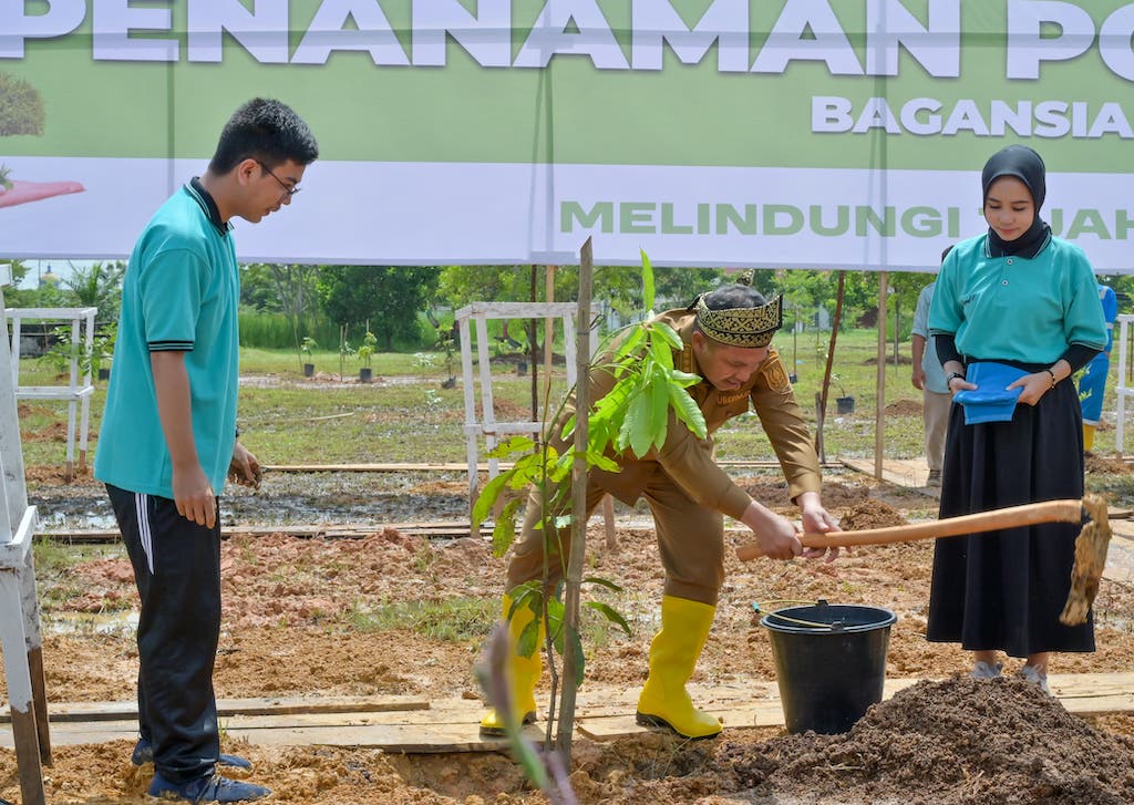 Tanam Pohon di Rohil, Gubri Wahid: Menanam Adalah Jati Diri Melayu