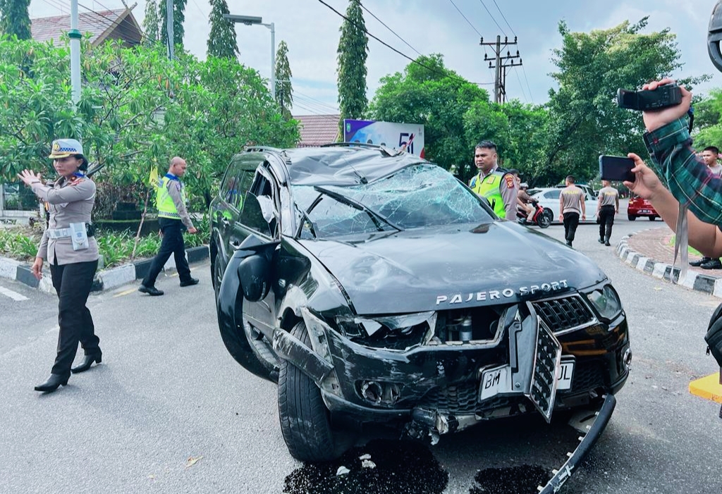 Pajero Sport Milik Dokter Terguling di Bundaran Keris
