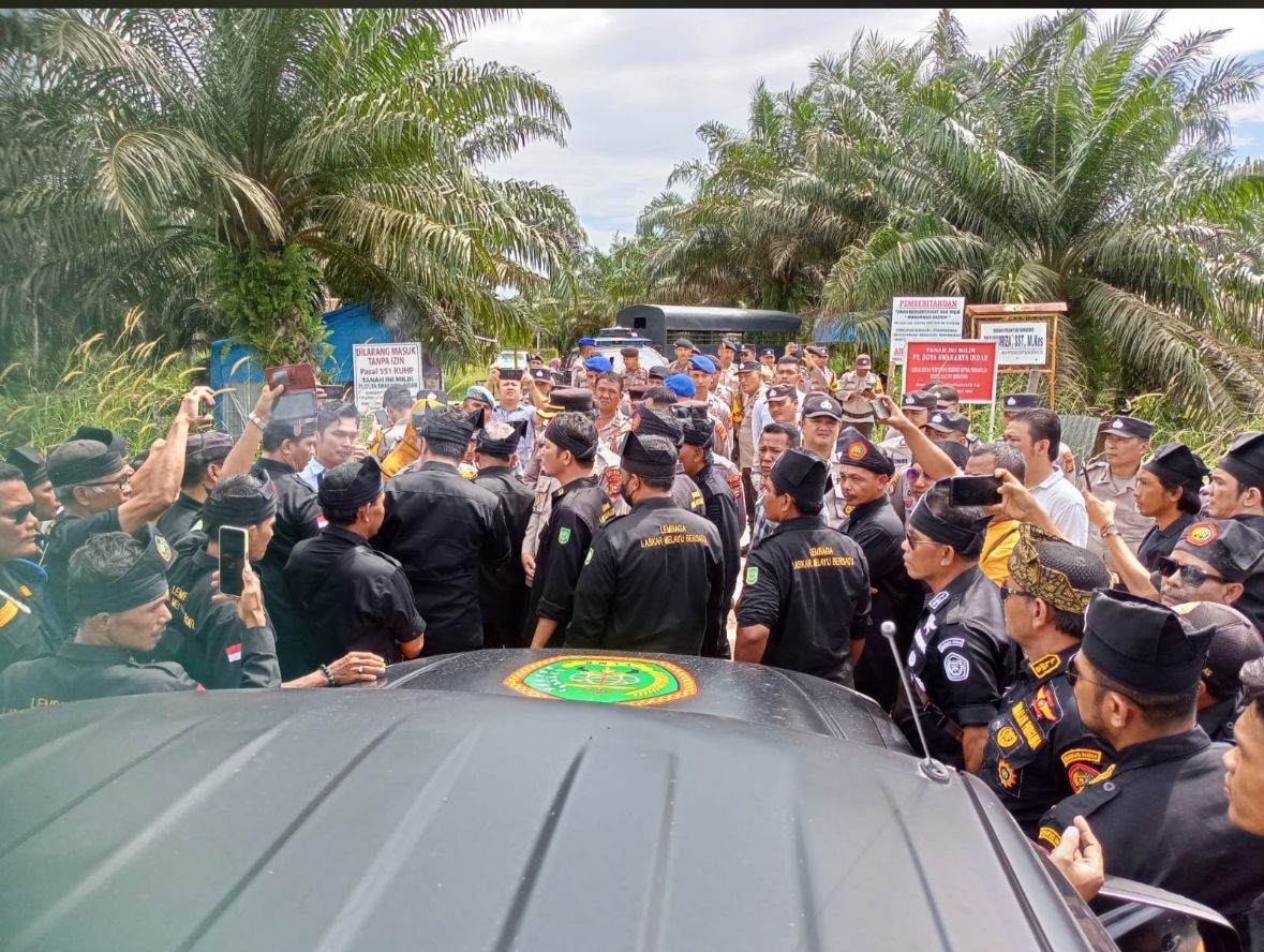 Konflik Lahan di Siak, Massa DPP LLMB Riau Dihadang Polisi