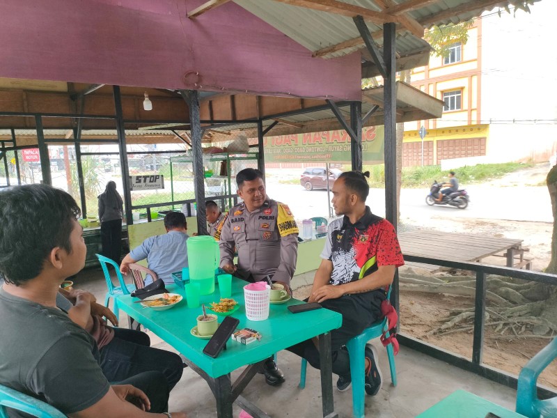 Bhabinkamtibmas Batu Hampar Intensifkan Program Cooling System untuk Cegah Kampanye Hitam dan Konflik Sosial Menjelang Pilkada 2024 di Rokan Hilir