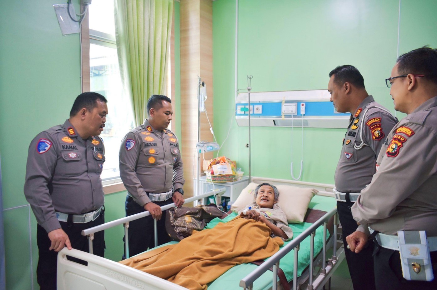 Kasat Lantas Jenguk Nenek Zaimah di RS Madani Pekanbaru, Berikan Bantuan dan Perhatian